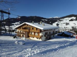梅杰夫Chalet Monte-Pente的雪中带滑雪缆车的房子