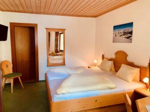 上柯尼希山麓米尔巴赫Alpenhof Schwaiger - Hotel Garni的一间卧室配有两张床和镜子