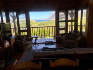克莱因蒙德Adorable 2 bedroom seaside vacation home的带沙发的客厅和景观阳台。