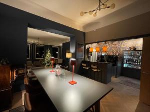 巴德加斯坦Das Schider - Boutique Apart-Hotel的一间带桌子和酒吧的用餐室