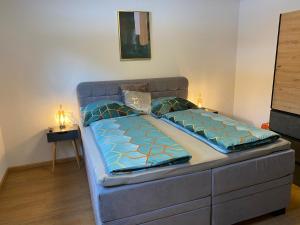 佩特诺伊阿尔贝格施瓦泽阿德勒酒店的一张位于蓝色床架的房间的床铺