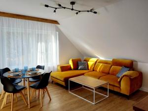 克雷尼察Westa Apartamenty的客厅配有黄色的沙发和桌子