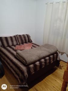 格拉玛多Casa da NONNA的客厅里一张棕色沙发