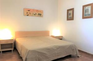 圣维托罗卡波Case Montalbano的一间卧室配有一张床,两盏台灯放在两张桌子上