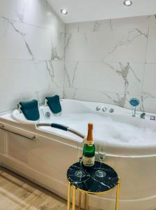 兹拉蒂博尔达比克宾馆的浴缸配有1瓶香槟和2杯酒