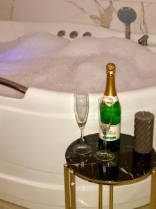 兹拉蒂博尔达比克宾馆的浴缸前的一瓶香槟和两杯酒