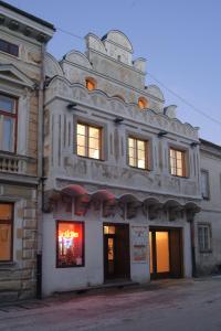 斯拉沃尼采贝西德卡酒店的窗户上有一个标志的建筑物