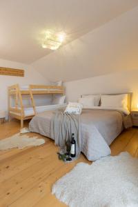 Muntele CacoveiFamily Nest Cabana in Statiunea Muntele Baisorii的一间卧室配有两张带白色枕头的床