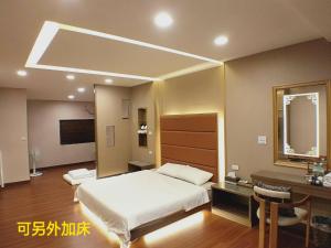 Binlang台東-卑南綠隧-民宿 --- Green Tunnel BnB的一间卧室配有一张床、一张书桌和一面镜子
