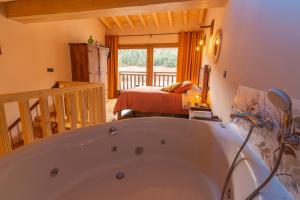 CasarejosLa Galiana loft nature的带浴缸的浴室和1间带1张床的卧室