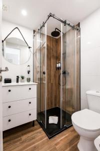 波尔图Porto Essence的带淋浴和卫生间的浴室