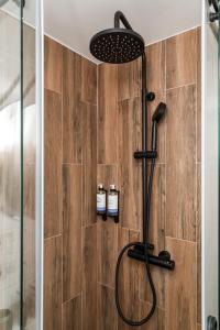 波尔图Porto Essence的浴室内配有带黑色淋浴喷头的淋浴