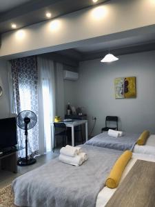 科扎尼Xenia_Apartments A7的一间卧室配有两张床和一张书桌