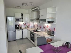 布尔加斯Bayview B32 - Burgas Beach Resort的厨房配有白色家电和紫色台面