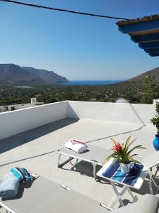 Megálon ChoríonIVISKOS House, Megalo Horio village, Tilos Island的屋顶上带桌椅的天井