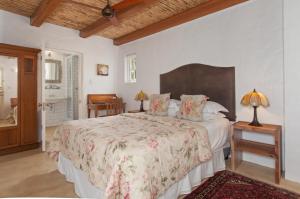斯韦伦丹Hotel Roosje van de Kaap的一间卧室配有一张大床和木制床头板