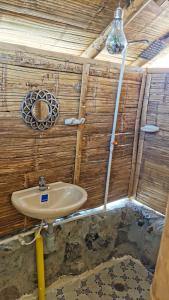 La VictoriaPachingo Tatacoa Desert的木墙内带水槽的浴室