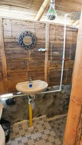 La VictoriaPachingo Tatacoa Desert的客房内的盥洗盆浴室