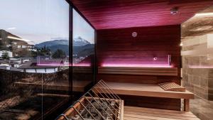 索尔登die berge lifestyle-hotel Sölden的山景阳台(带长凳)