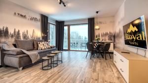 斯克拉斯卡波伦巴Apartamenty ROYAL APARTS VIP Widok 800 - z panoramą gór的客厅配有沙发和桌子