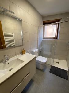 陶尔Dúplex amb altell de luxe + parking (Taüll)的一间带水槽、卫生间和镜子的浴室