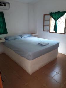 圣卡洛斯Cabañas Guicci Resort的卧室内的一张大床,设有窗户