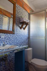 马里基塔Hotel Luna Llena的一间带卫生间、水槽和镜子的浴室