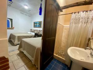 科万Hotel Boutique Casa José的客房设有床、水槽和浴室