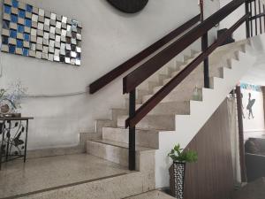 巴拿马城Hostal Yoha的客厅的楼梯,墙上有时钟