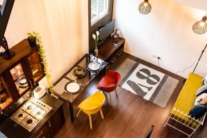 贾埃勒Eden Studio Apartments - 2的小房间设有书桌和桌椅