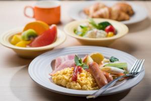 札幌Tmark City Hotel Sapporo Odori的桌上一盘带早餐食品的食物
