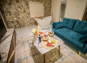 尼兹瓦ROSA BELLA的客厅配有蓝色的沙发和桌子