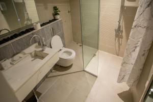 尼兹瓦ROSA BELLA的一间带卫生间和玻璃淋浴间的浴室
