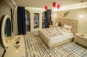 尼兹瓦ROSA BELLA的一间卧室配有一张床、一张桌子和红色气球