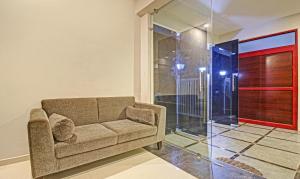 海得拉巴Itsy Hotels Sunrise Grand的带沙发和玻璃门的客厅