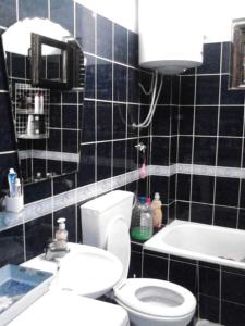巴尔米洛舍夫一室公寓的浴室配有卫生间、盥洗盆和浴缸。