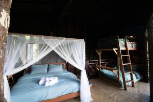 Ban Nahin-Nai (1)The Rock Lodge的宿舍间的一张床位,配有两张双层床