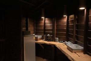 Ban Nahin-Nai (1)The Rock Lodge的厨房配有带冰箱和水槽的台面