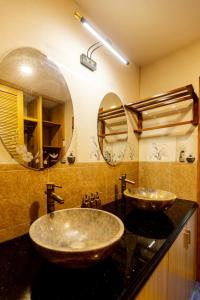 潘切Sea Night Hotel的一间带两个盥洗盆和大镜子的浴室