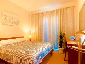 梅杜林Nice-Comfort-Lux Apartment 95m2 near the beach的一间卧室配有床和带窗帘的窗户