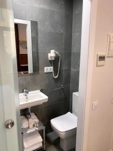巴塞罗那BCN Urbaness Hotels Bonavista的一间带水槽、卫生间和镜子的浴室