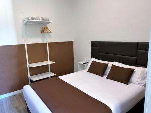 巴塞罗那BCN Urbaness Hotels Bonavista的一间卧室配有一张大床和黑色床头板