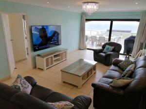 德班307 Bermudas - by Stay in Umhlanga的带沙发和平面电视的客厅