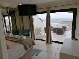 德班307 Bermudas - by Stay in Umhlanga的一间卧室配有一张床,享有海景