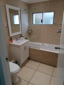 德班307 Bermudas - by Stay in Umhlanga的一间带水槽、浴缸和卫生间的浴室