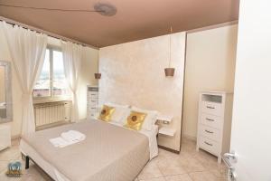 热那亚Homes in Genoa - Young Apartment的一间小卧室,配有床和窗户