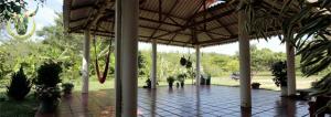 San Luis de PalenquePosada Hato el Diamante的凉亭设有瓷砖地板和屋顶