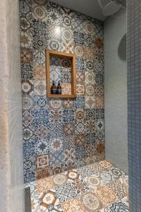 赞丹De oude slaght- luxe suite met buitensauna的浴室设有瓷砖墙和镜子