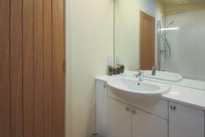 阿伯费尔迪Balloch Park的白色的浴室设有水槽和镜子