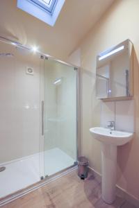 阿伯费尔迪Balloch Park的一间带玻璃淋浴和水槽的浴室